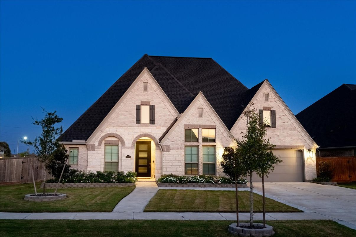Attached, Exterior, Facade, French Provincial