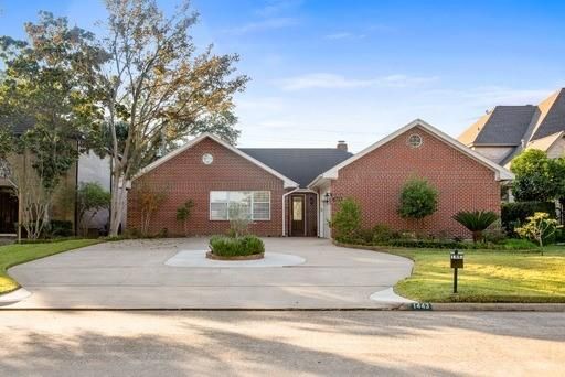 Backyard, Exterior, Facade, Brick Facade, Brick Traditional