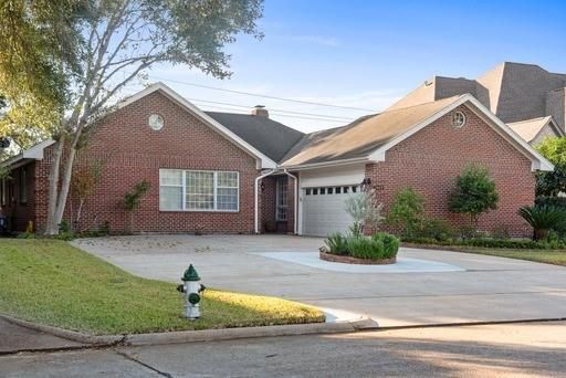 Attached, Exterior, Facade, Brick Facade, Ranch