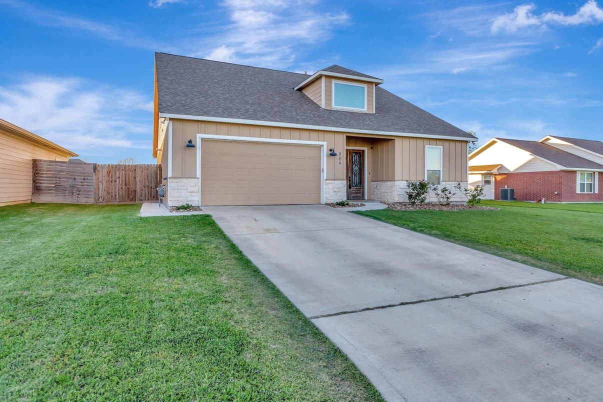 Attached, Exterior, Facade, Cape Cod