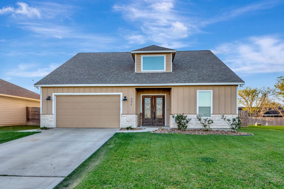 Attached, Exterior, Facade, Ranch