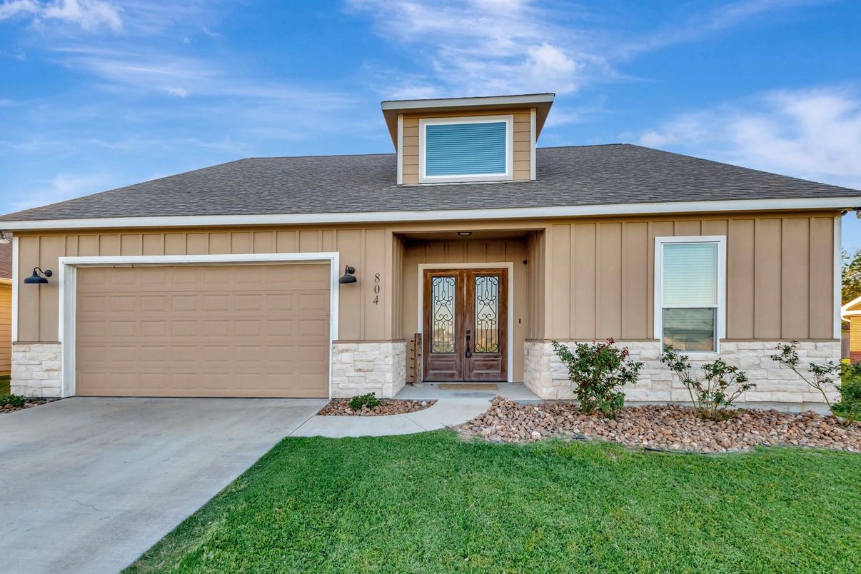 Attached, Exterior, Facade, Ranch