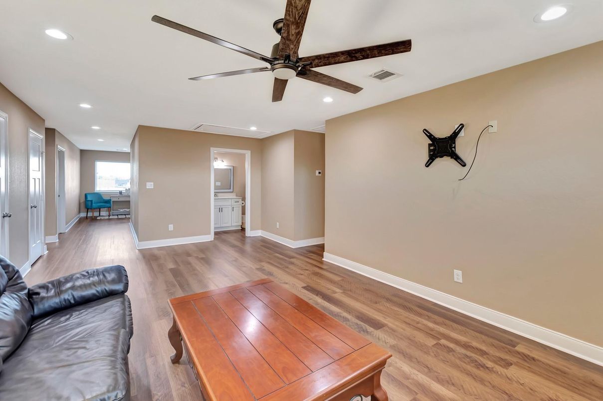 Interior, Recessed Lighting, Wood Texture Flooring