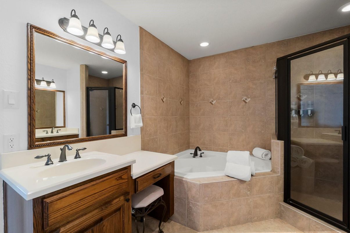 Bathroom, Dual Sink Vanities, Interior, Recessed Lighting