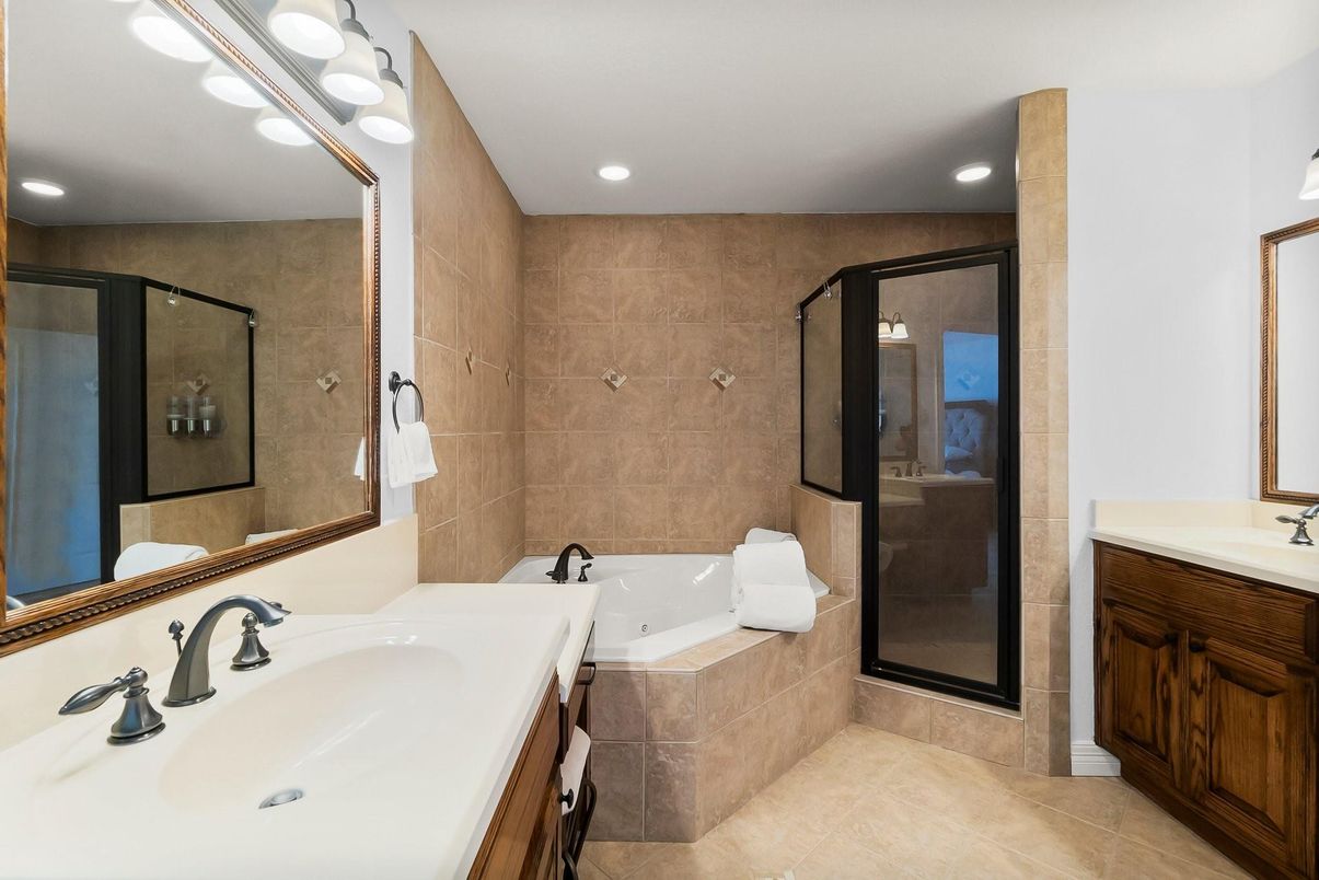 Bathroom, Dual Sink Vanities, Interior, Recessed Lighting