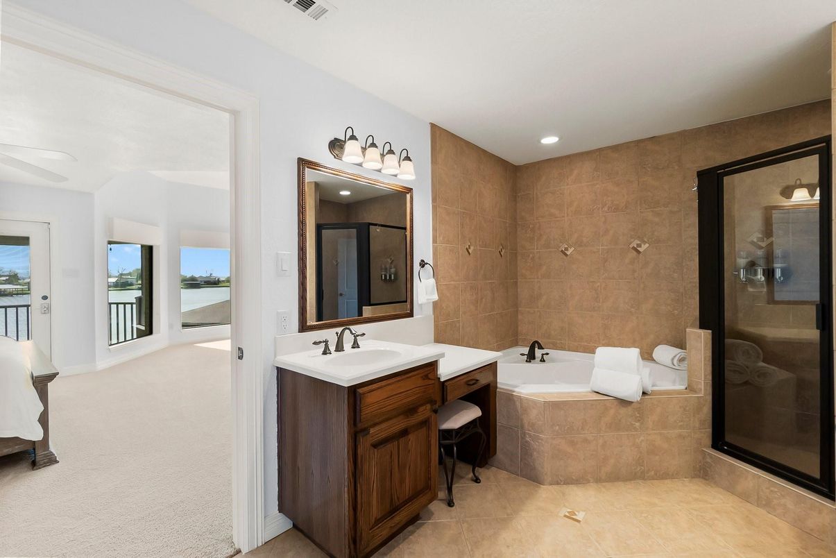 Bathroom, Dual Sink Vanities, Interior, Recessed Lighting, Water