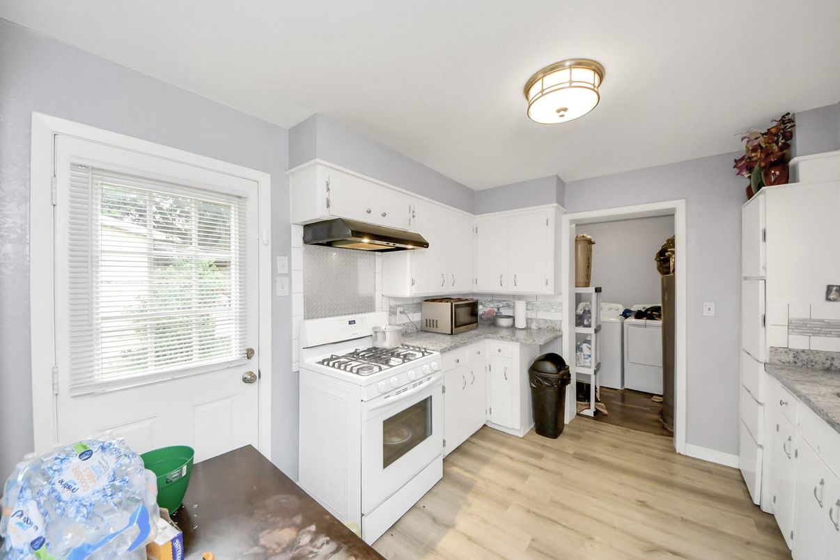 Interior, Kitchen, Washer, Wood Texture Flooring