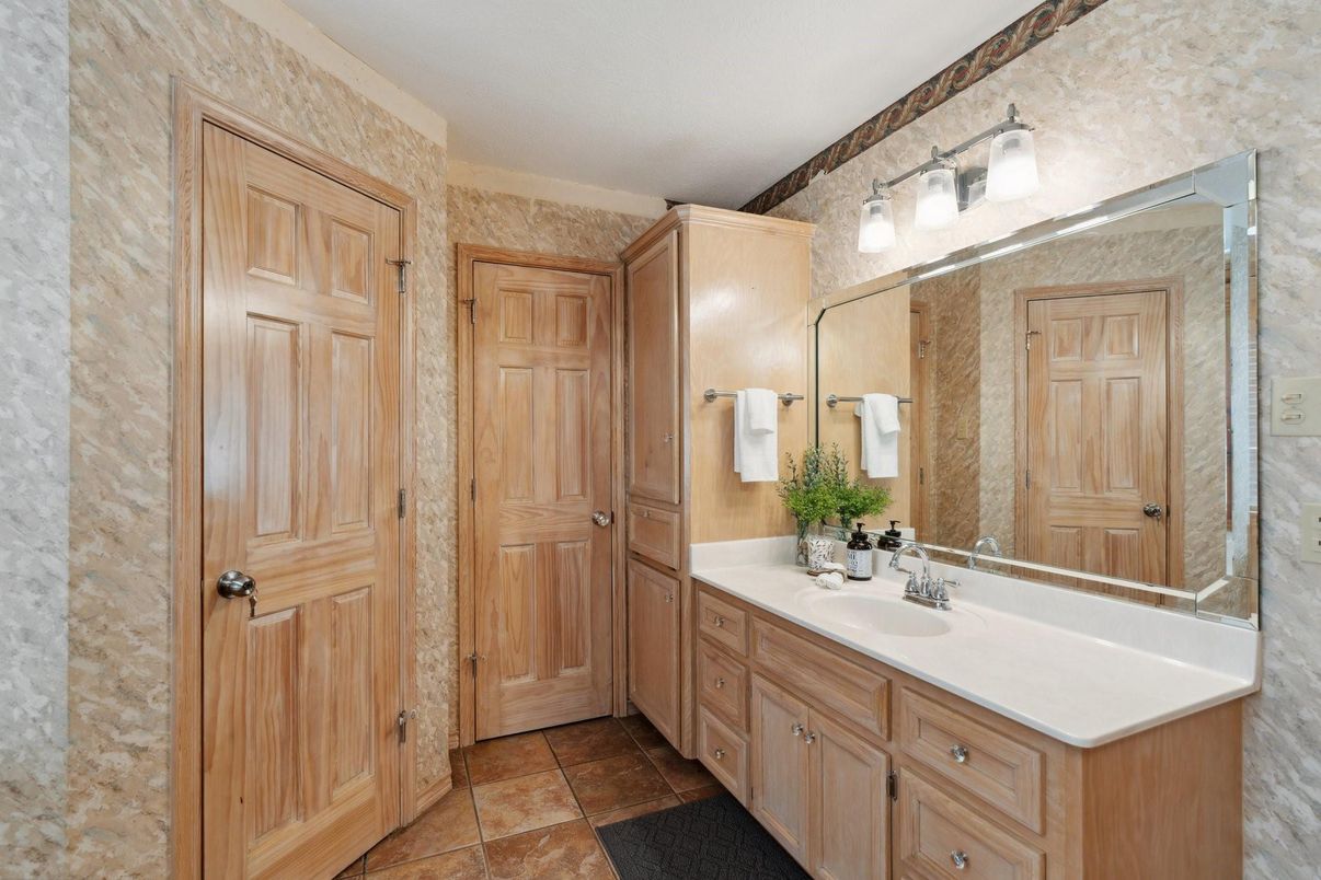 Bathroom, Dual Sink Vanities, Interior
