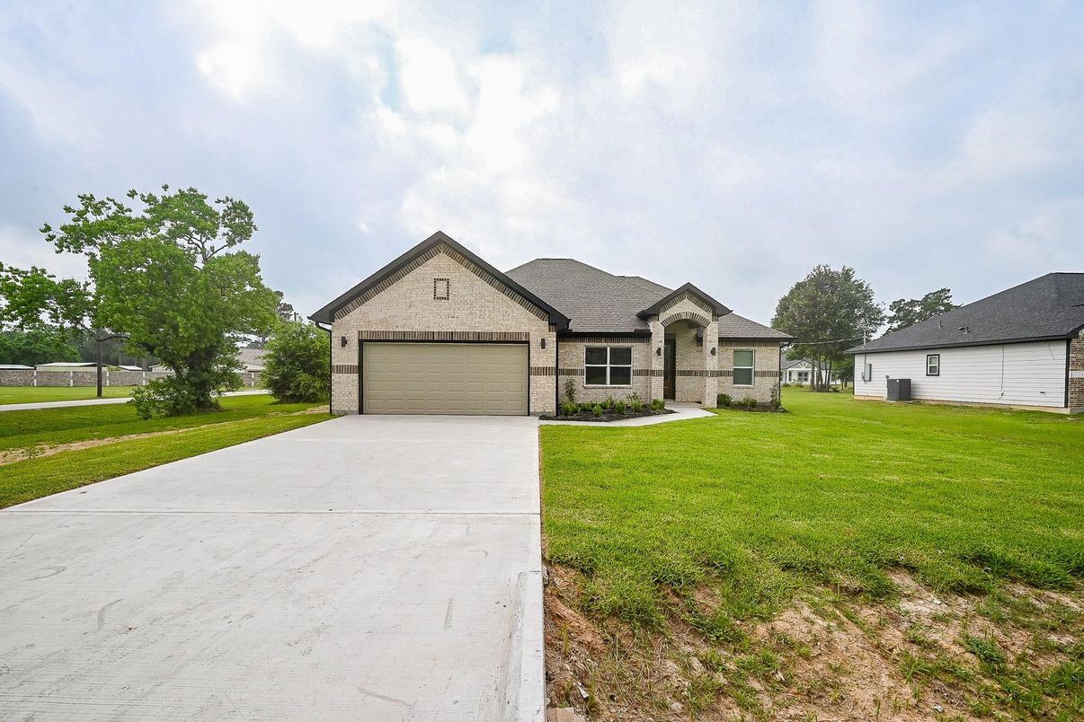Attached, Backyard, Exterior, Facade, Brick Facade, Ranch
