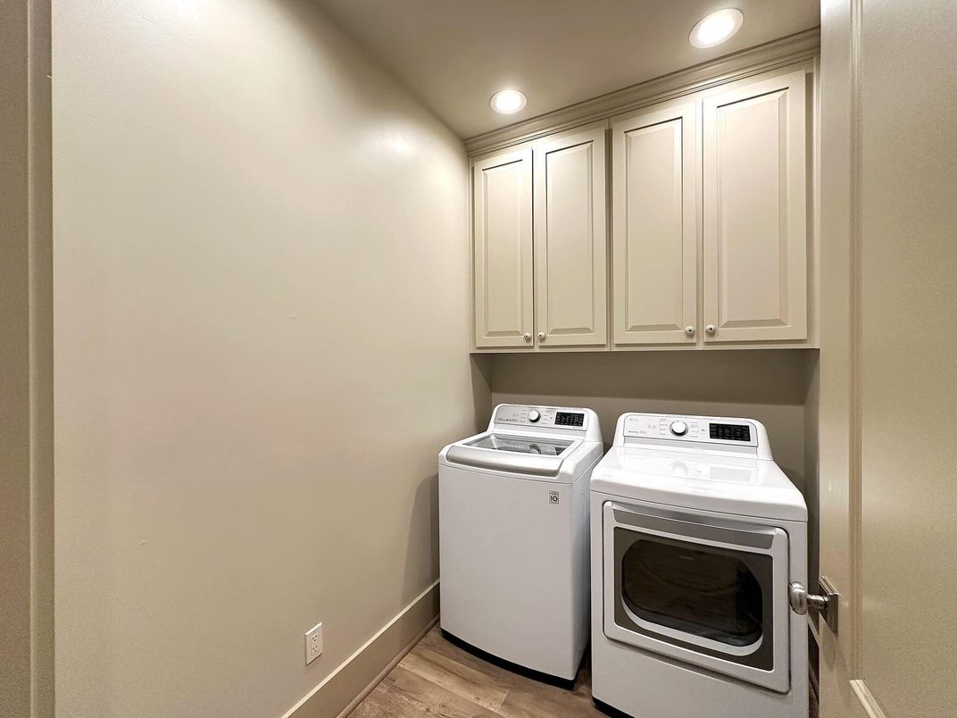 Interior, Recessed Lighting, Washer, Wood Texture Flooring