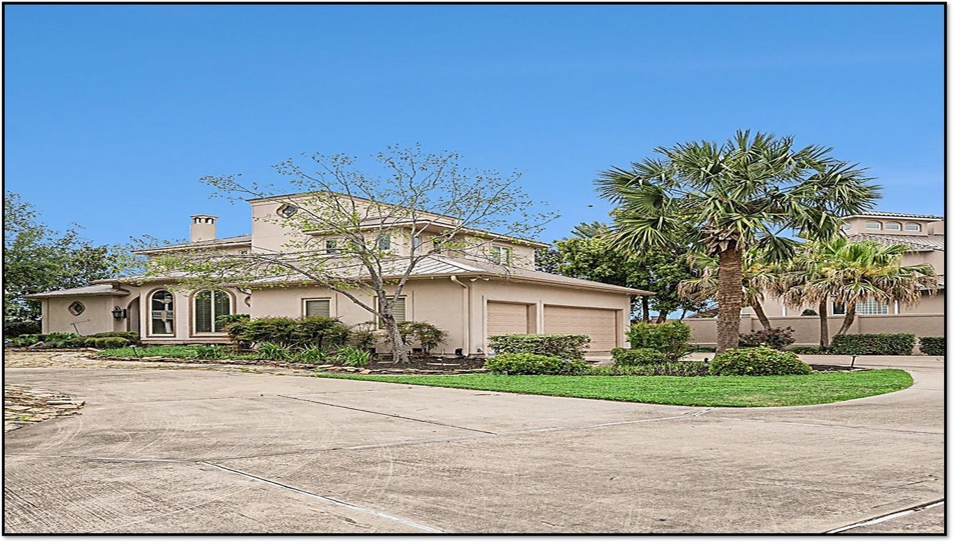 Attached, Exterior, Facade, Mediterranean