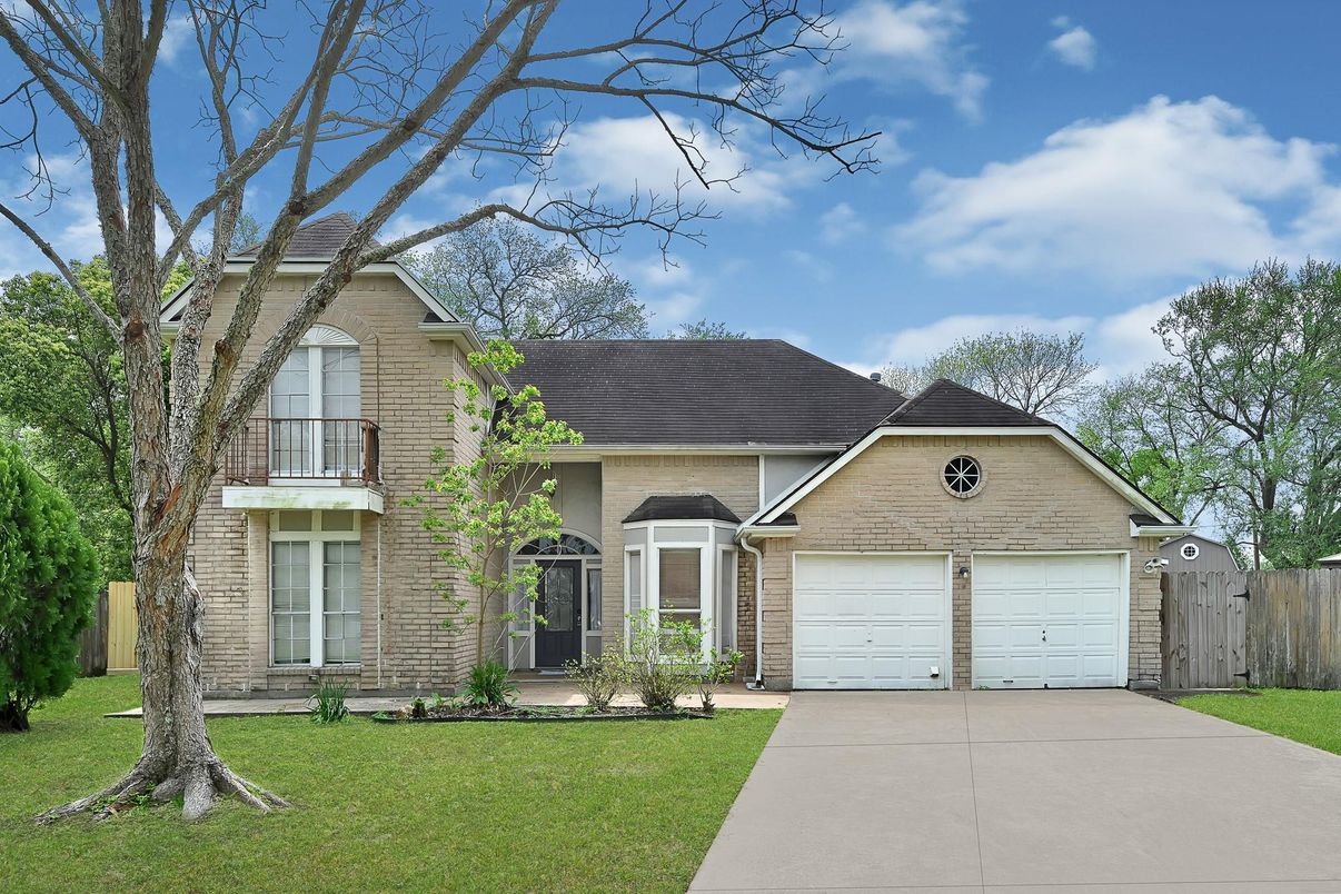 Attached, Exterior, Facade, Brick Facade, Brick Traditional