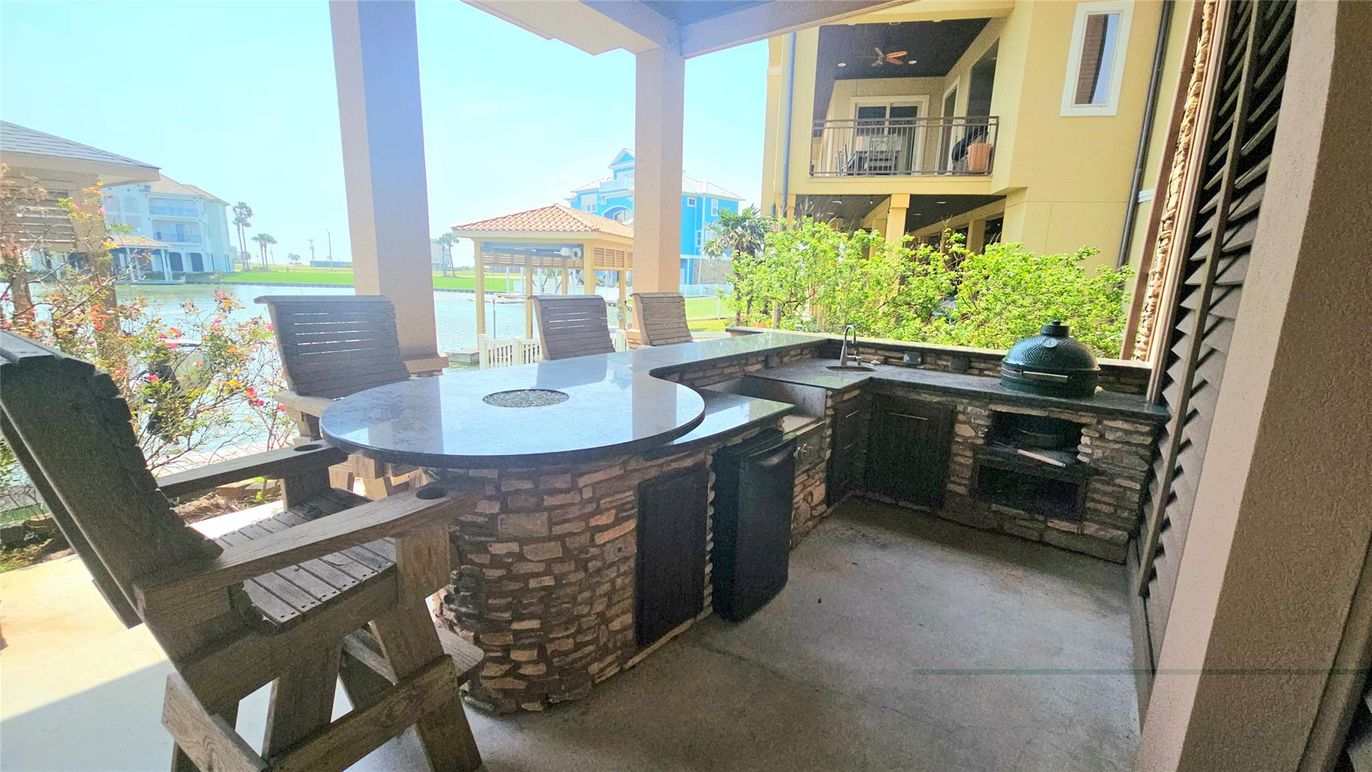 Exterior, Outdoor Kitchen