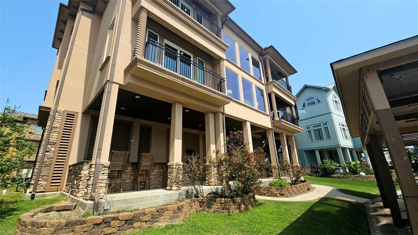 Exterior, Facade, American Foursquare