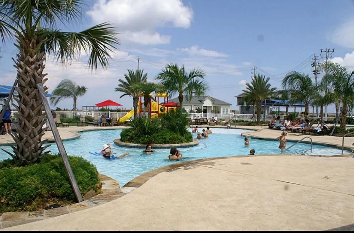 Exterior, Playground, Pool