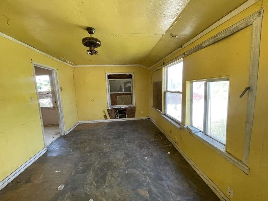 Empty room, Interior