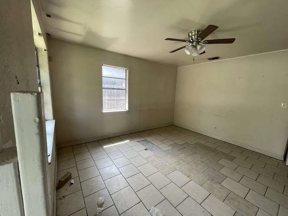 Empty room, Interior