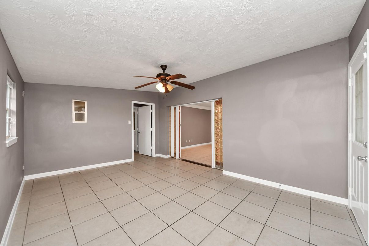 Empty room, Interior