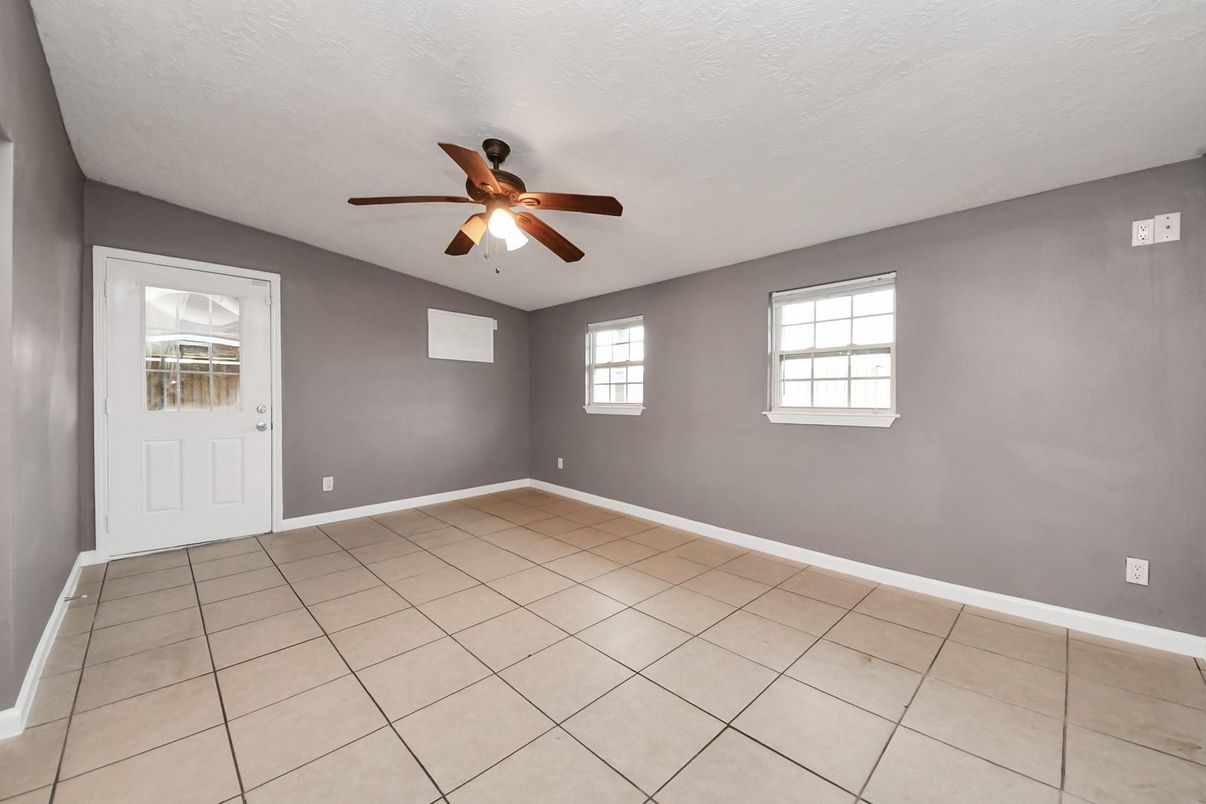 Empty room, Interior