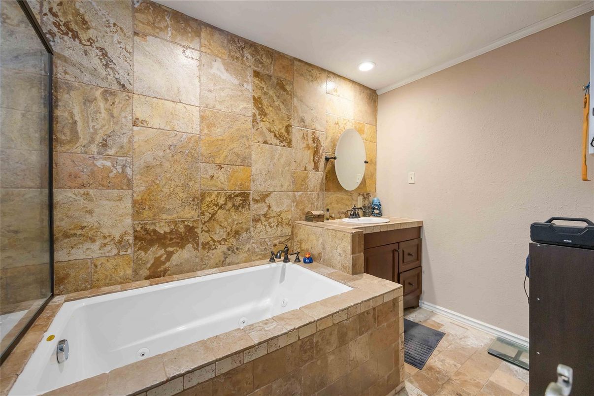 Bathroom, Interior, Recessed Lighting