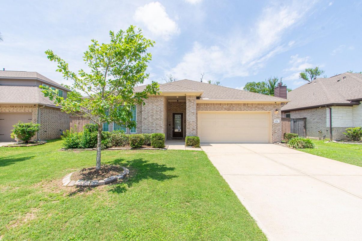 Attached, Backyard, Exterior, Facade, Brick Facade, Ranch