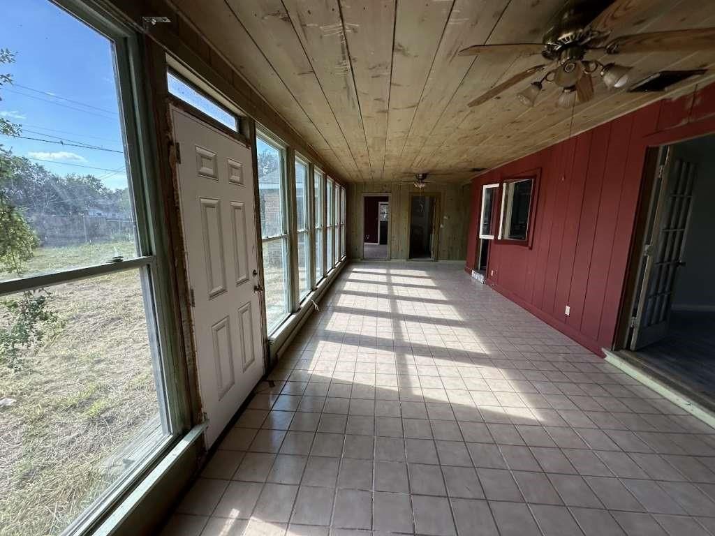 Empty room, Interior