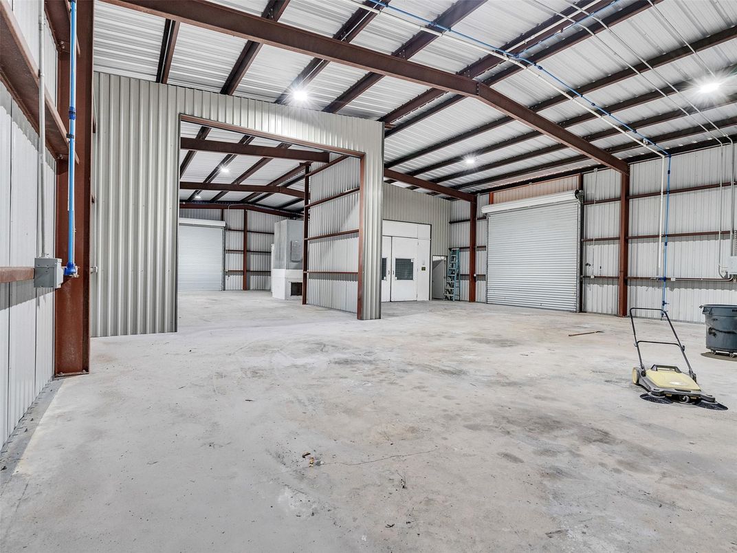 Garage, Interior, Wooden Beams