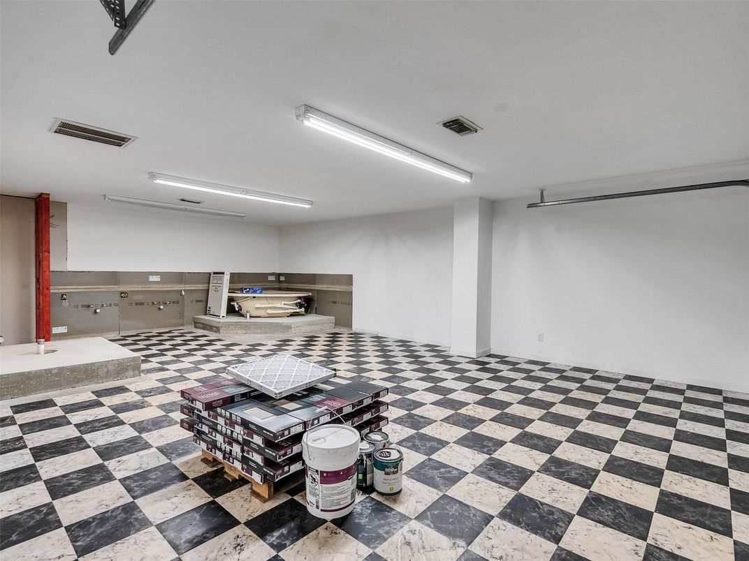 Garage, Interior