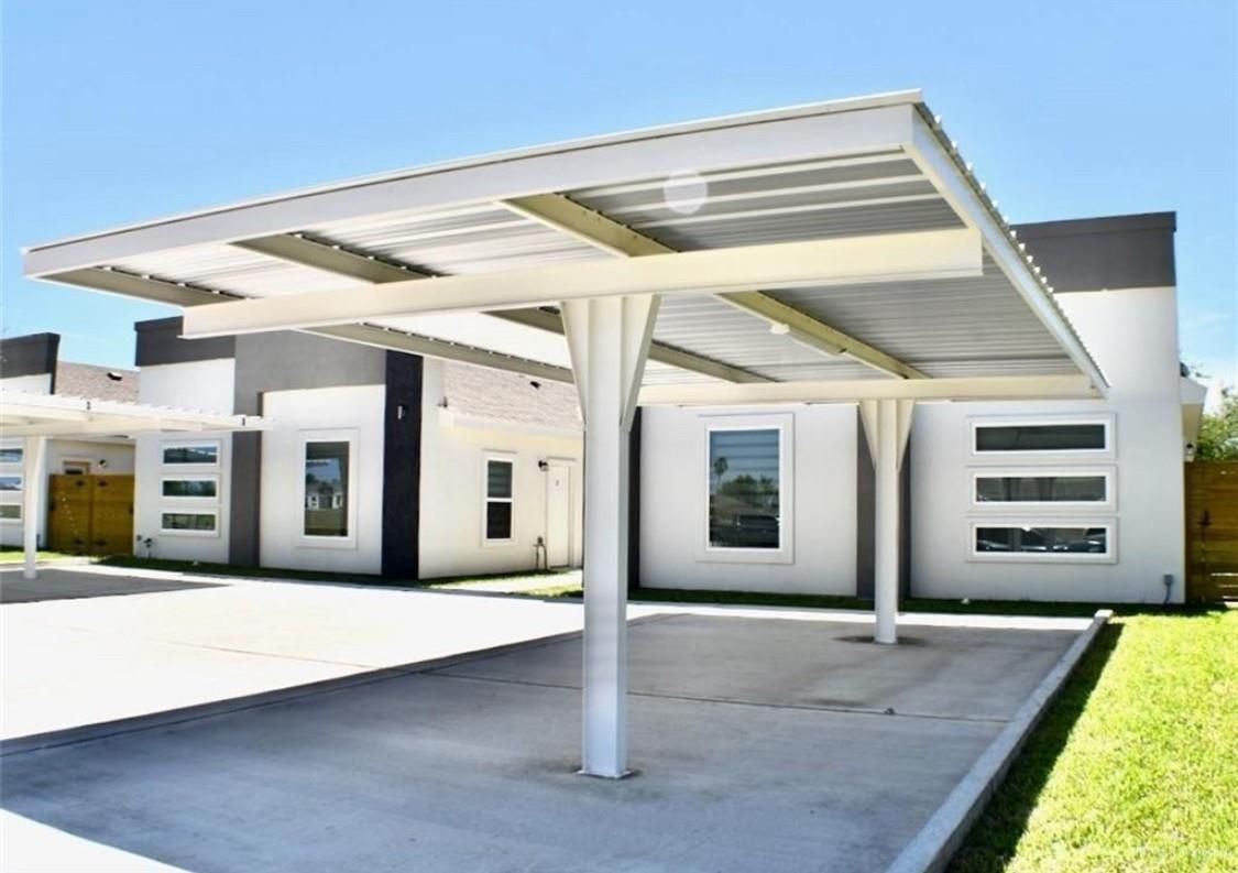 Exterior, Facade, Modern