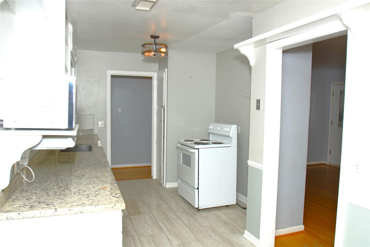 Interior, Washer, Wood Texture Flooring