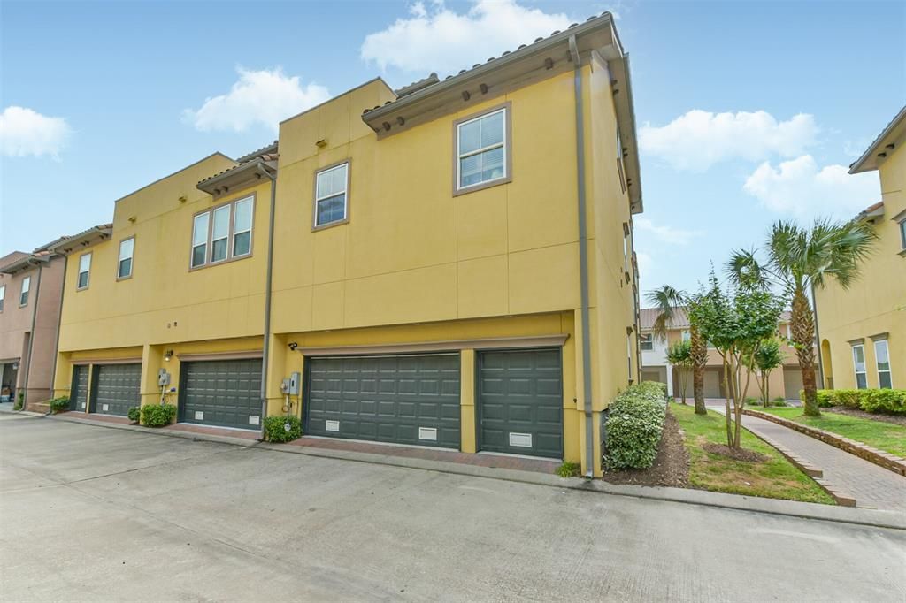 Attached, Exterior, Facade, Rowhouse