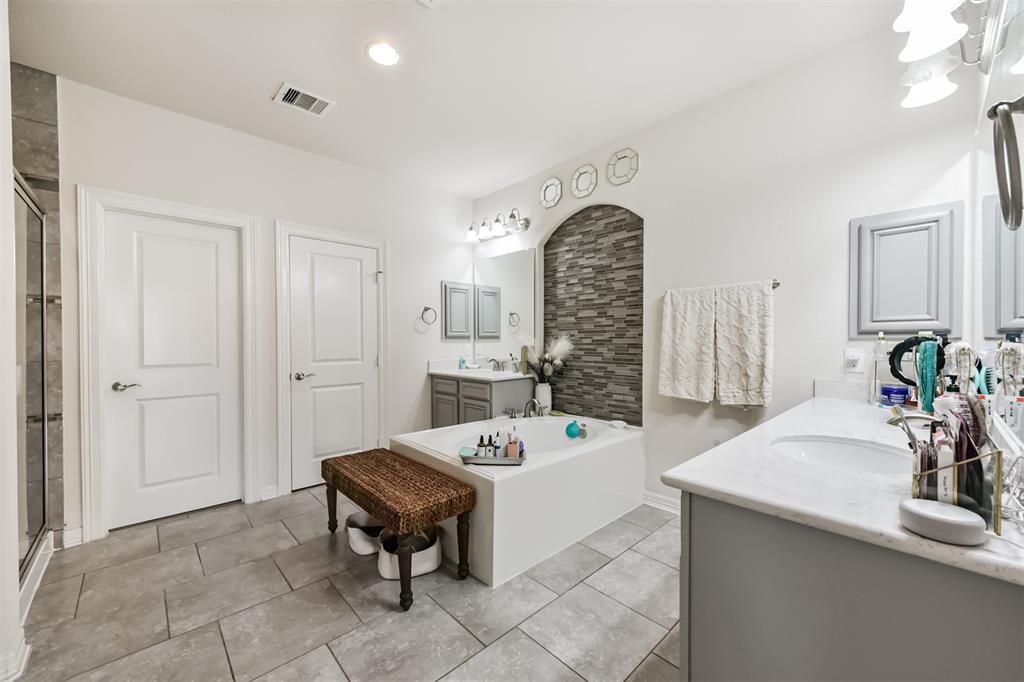 Bathroom, Dual Sink Vanities, Interior, Recessed Lighting