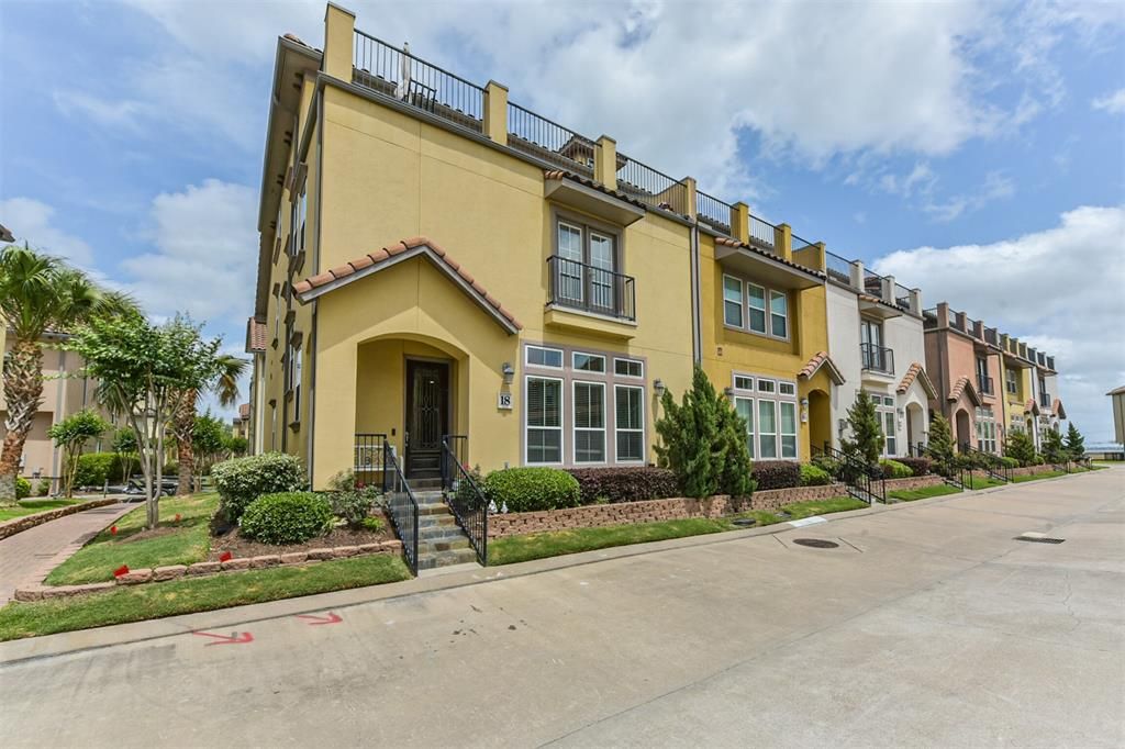 Exterior, Facade, Mediterranean