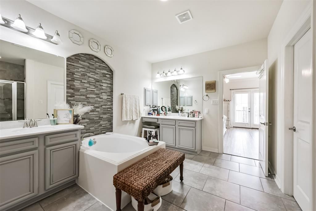 Bathroom, Dual Sink Vanities, Interior