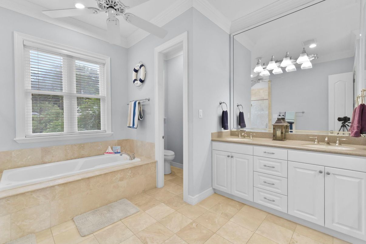 Bathroom, Dual Sink Vanities, Interior, Recessed Lighting