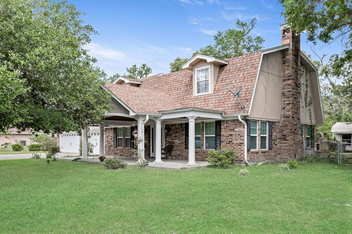 Exterior, Facade, Brick Facade, Cape Cod