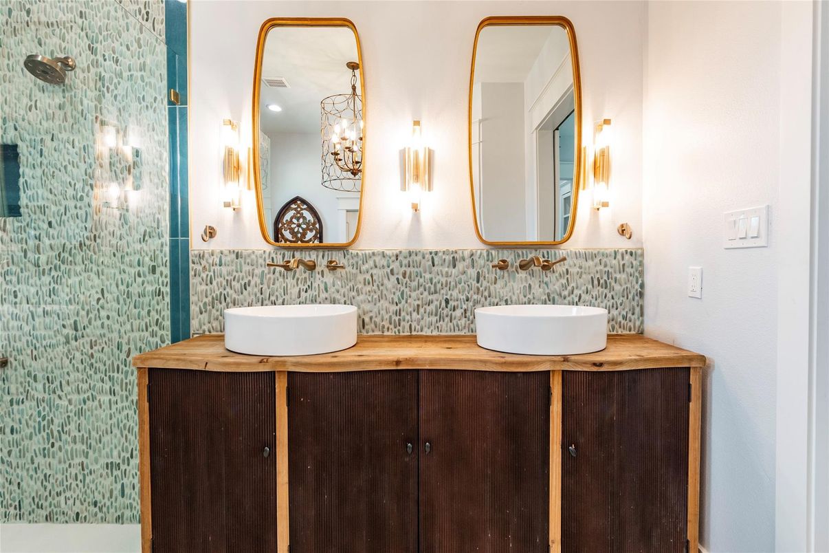 Bathroom, Dual Sink Vanities, Interior