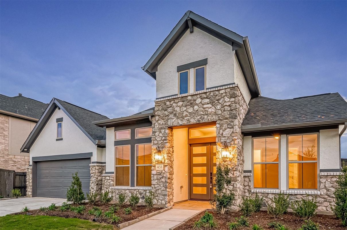 Attached, Exterior, Facade, Farmhouse