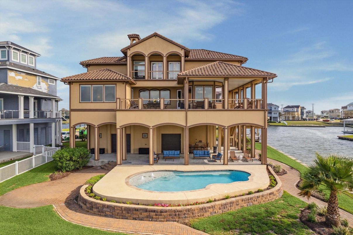 Exterior, Facade, Pool, Water, Mediterranean