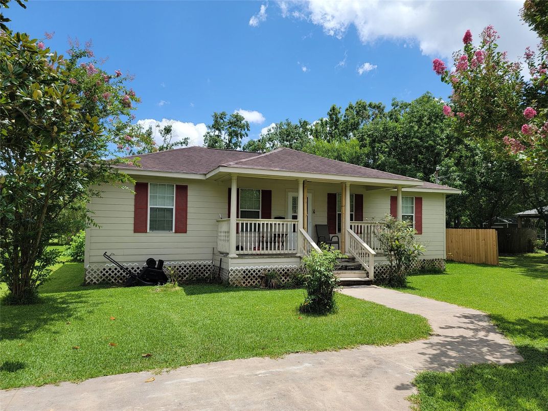 Backyard, Exterior, Facade, Ranch