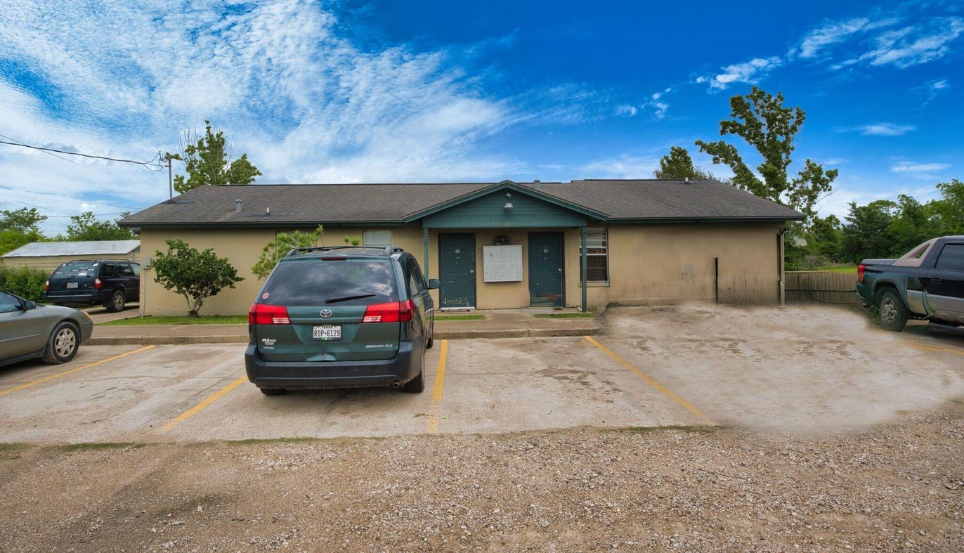 Exterior, Facade, Ranch