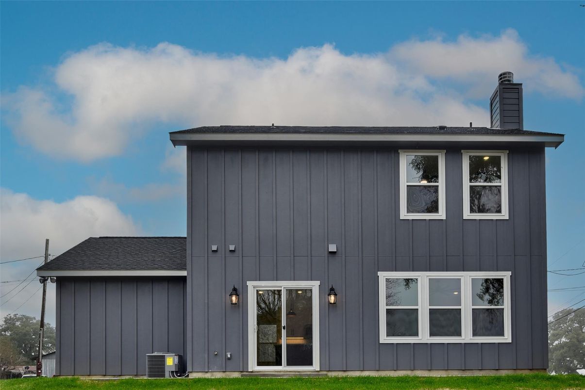 Exterior, Facade, Modern