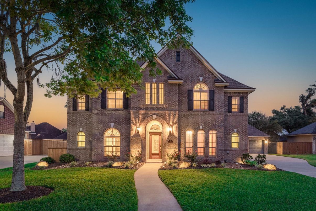 Backyard, Exterior, Facade, Brick Facade, Brick Traditional