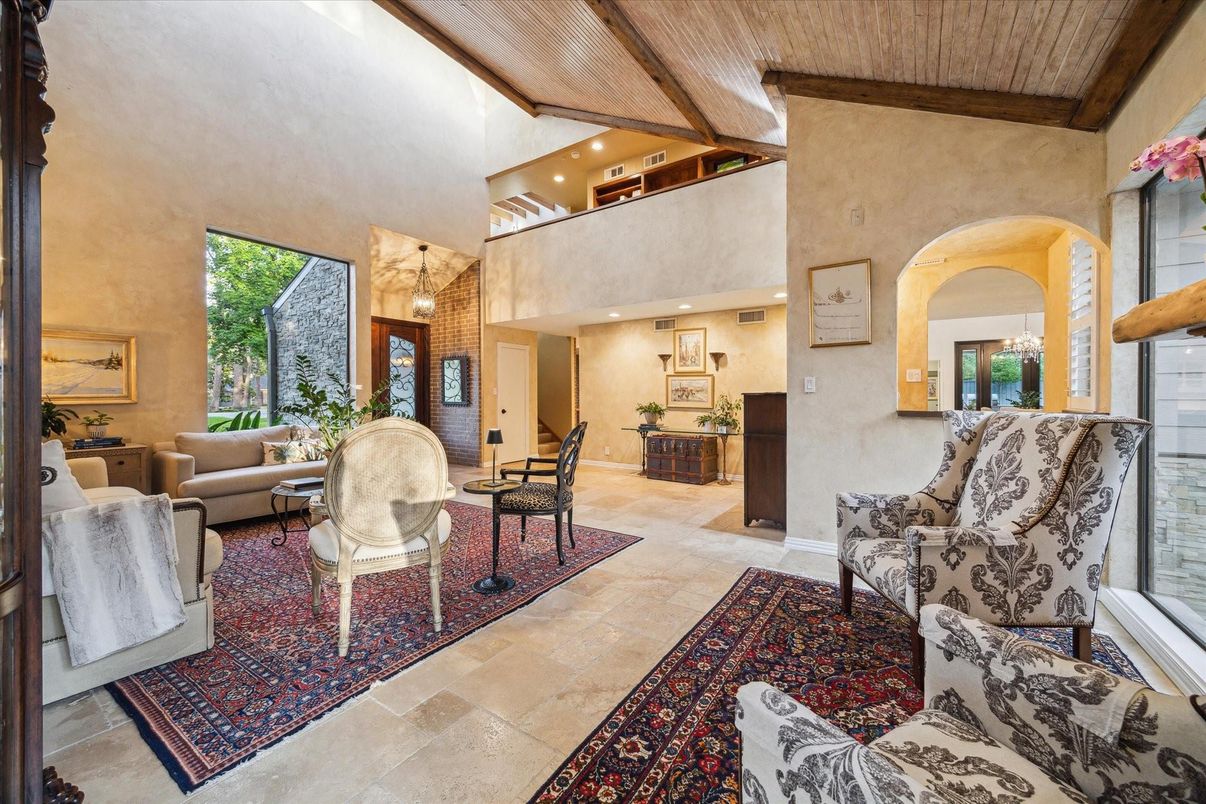 Dining room, Interior, Living room, Recessed Lighting, Wooden Beams, Wooden Ceilings