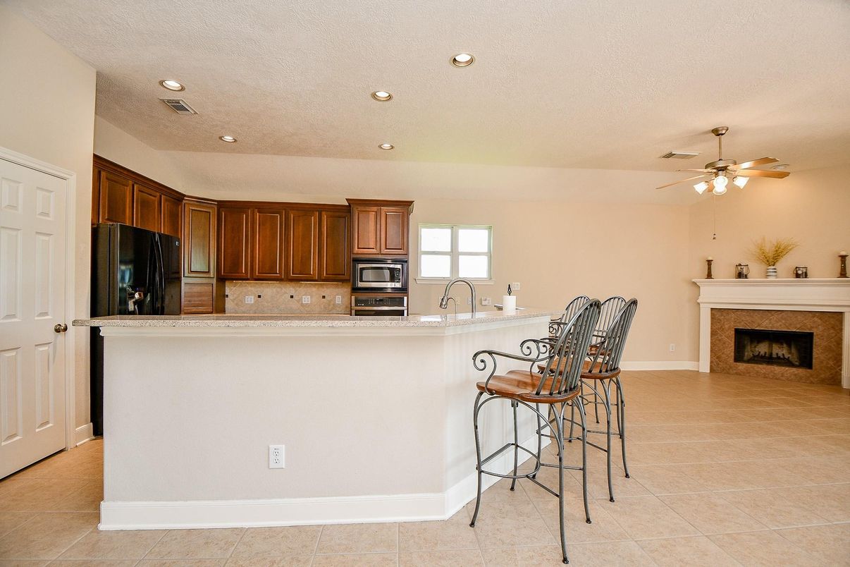 Fireplace, Interior, Kitchen, Recessed Lighting