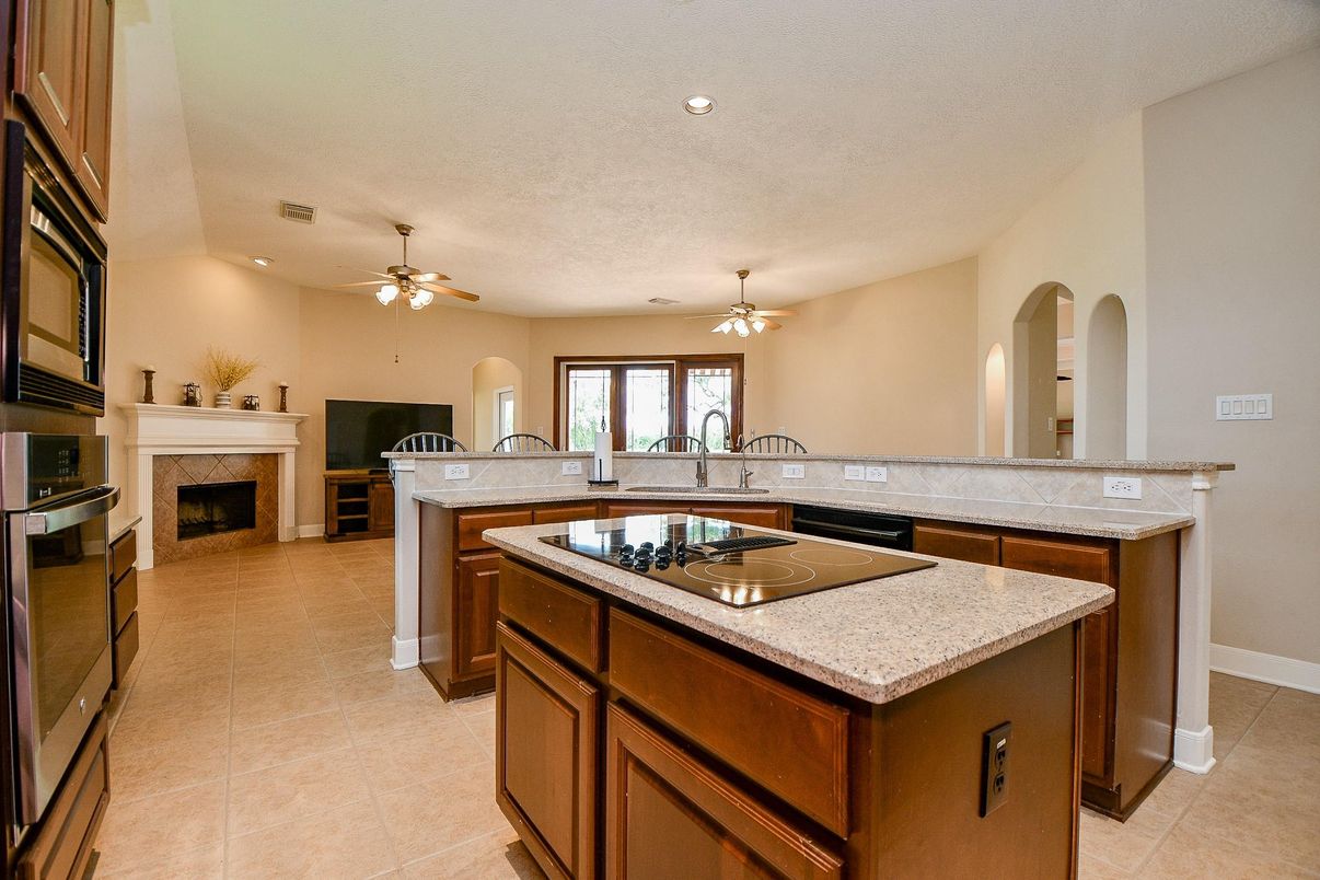Fireplace, Interior, Kitchen, Recessed Lighting