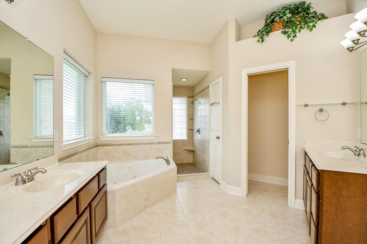 Bathroom, Dual Sink Vanities, Interior, Recessed Lighting