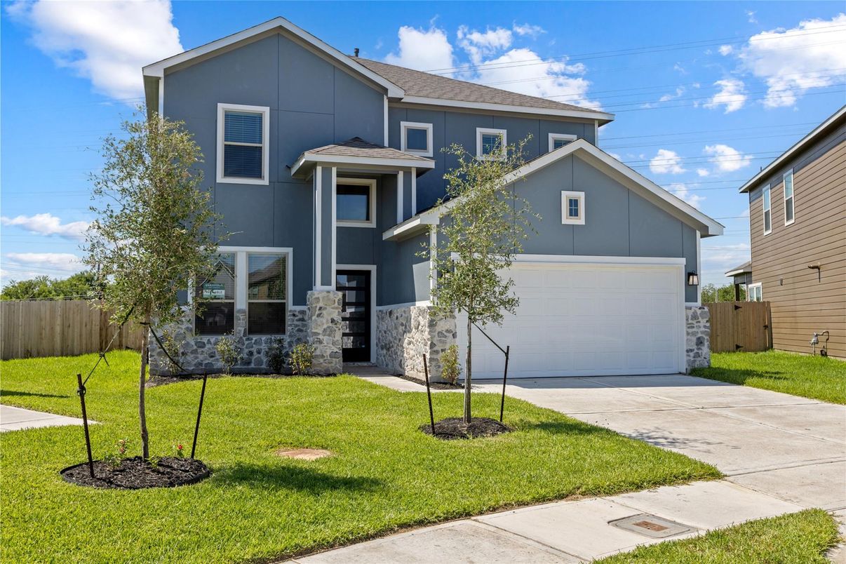 Attached, Exterior, Facade, American Craftsman