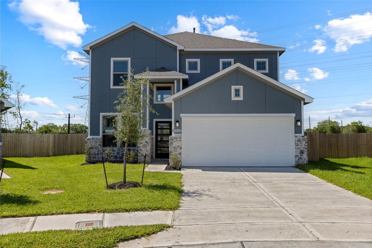 Attached, Exterior, Facade, American Craftsman