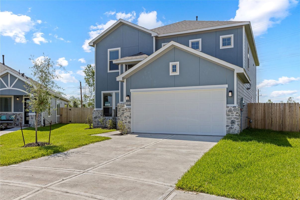 Attached, Exterior, Facade, American Craftsman